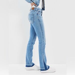 LIKE NEW - American Eagle Stretch Low-Rise
'90s Skinny Kick Jeans - Size 8 Long